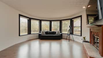 Una Smart TV, una chimenea, un futbolín, una mesa de tenis de mesa