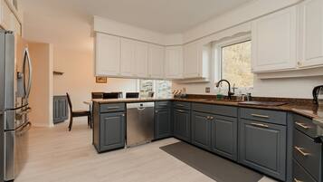 Een koelkast, een magnetron, een oven, een kookplaat