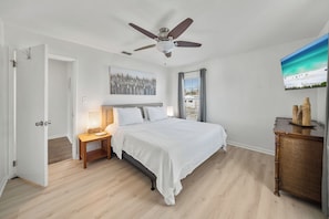 2 bedrooms, free WiFi, bed sheets - 2 Bed Dog Friendly House in Laguna Beach by Thomas Donut & Carousel w/ Golf Cart (Panama City Beach)