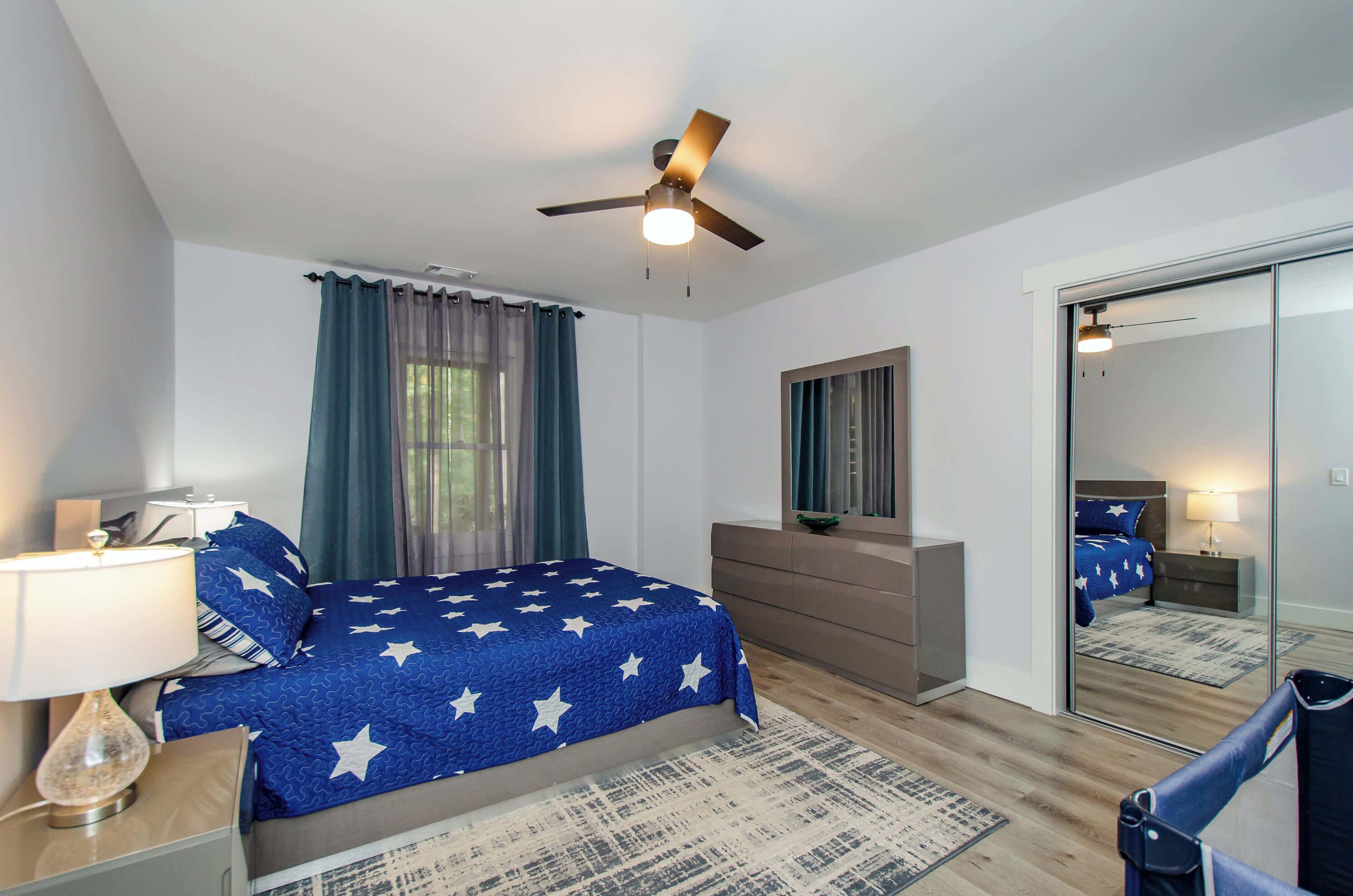 2 chambres, fer et planche à repasser, lit parapluie, Wi-Fi gratuit