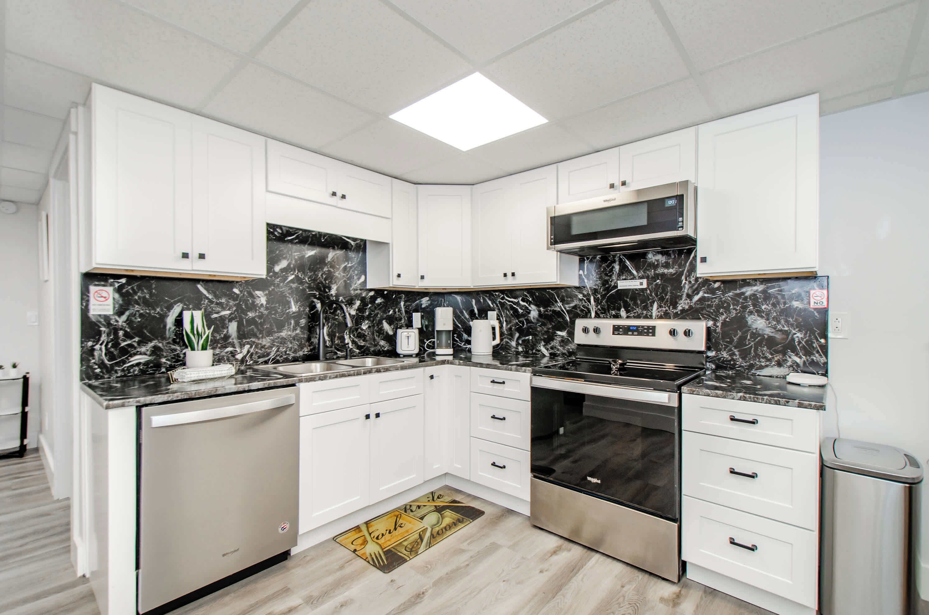 Een koelkast, een microgolfoven, een oven, een kookplaat