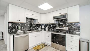 Een koelkast, een microgolfoven, een oven, een kookplaat