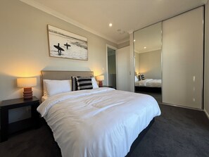 3 عدّة غرف نوم ومكواة/لوح كي وواي فاي وملاءات أسرّة