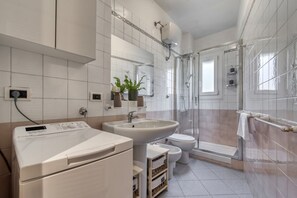 Ducha, secador de pelo, bidé y toallas