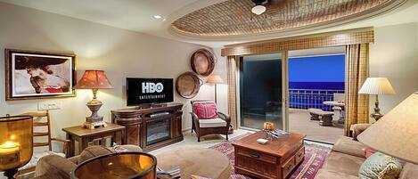 Appartamento Deluxe, balcone, vista oceano | Area soggiorno | TV a schermo piatto