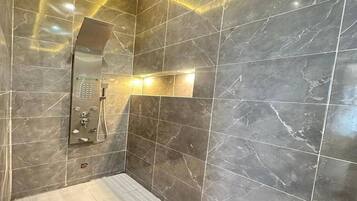 Pyyhkeet, saippua, vessapaperi