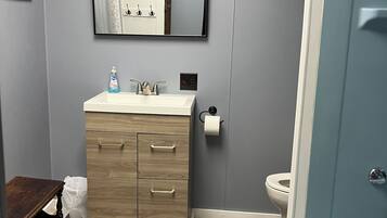 Serviettes fournies, savon, papier toilette