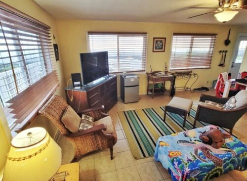 Charming 2-bedroom cottage in Ocean View with WiFi access! 