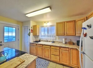 Fridge, microwave, oven, stovetop - Charming 2-bedroom cottage in Ocean View with WiFi access! (Ocean View)