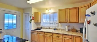 Charming 2-bedroom cottage in Ocean View with WiFi access! 