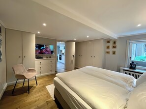 2 chambres, coffres-forts dans les chambres, bureau