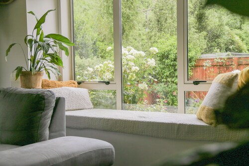 4kms from CBD, pet-friendly, bike tracks/ bus right out the gate, family/couples