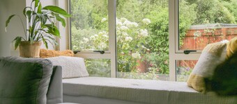 4kms from CBD, pet-friendly, bike tracks/ bus right out the gate, family/couples