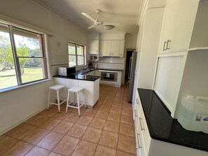 Private kitchen - Cozy Riverside Property with River Access & Boat Ramp and Dock (Nagambie)