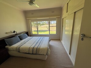 4 bedrooms, iron/ironing board, bed sheets - Cozy Riverside Property with River Access & Boat Ramp and Dock (Nagambie)