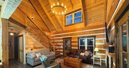 Custom 3-bedroom log cabin near 2 marinas on Dale Hollow, Sunset & Star Point.