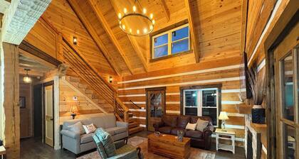 Custom 3-bedroom log cabin near 2 marinas on Dale Hollow, Sunset & Star Point.