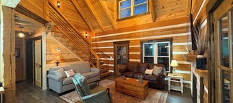 Custom 3-bedroom log cabin near 2 marinas on Dale Hollow, Sunset & Star Point.