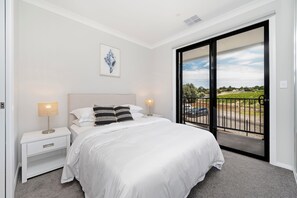 3 bedrooms, iron/ironing board, WiFi, bed sheets - Merlot Villa (McLaren Vale)
