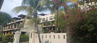 2-bedroom resort in wonderful Playas del Coco with WiFi, AC; extra sleeper