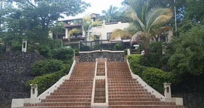 2-bedroom resort in wonderful Playas del Coco with WiFi, AC; extra sleeper