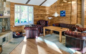 Een smart-tv en een open haard