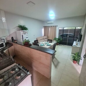 Fridge, microwave, stovetop, blender - Cozy room with suite in a house in Setor Goiânia 2, Goiânia for families. (Setor Goiânia 2 Goiânia)