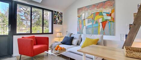 Televisión, reproductor de DVD, libros