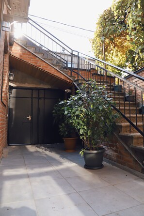 Exterior detail - Spacious Family Apartment in Avlabari, 2 Bedrooms, Fully Equipped Kitchen (T'bilisi)