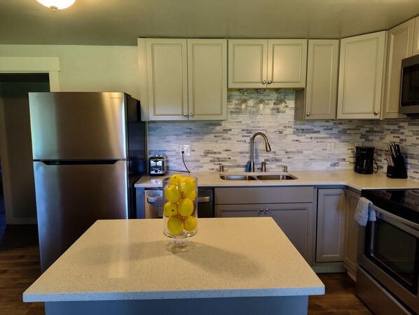 冷蔵庫、電子レンジ、オーブン、コンロ