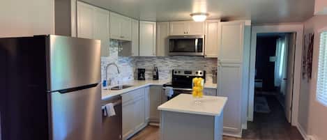 Een koelkast, een microgolfoven, een oven, een kookplaat