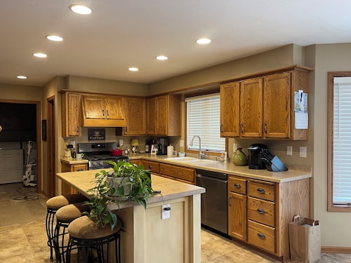 Tremendous 4bedroom house in De Pere with WiFi
Available for the 2025 NFL draft 