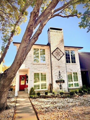 The Rustic Chandelier- 3 bedrooms 2 1/2 baths, full kitchen, 4 TV's and WIFI 