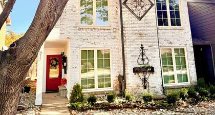 The Rustic Chandelier- 3 bedrooms 2 1/2 baths, full kitchen, 4 TV's and WIFI