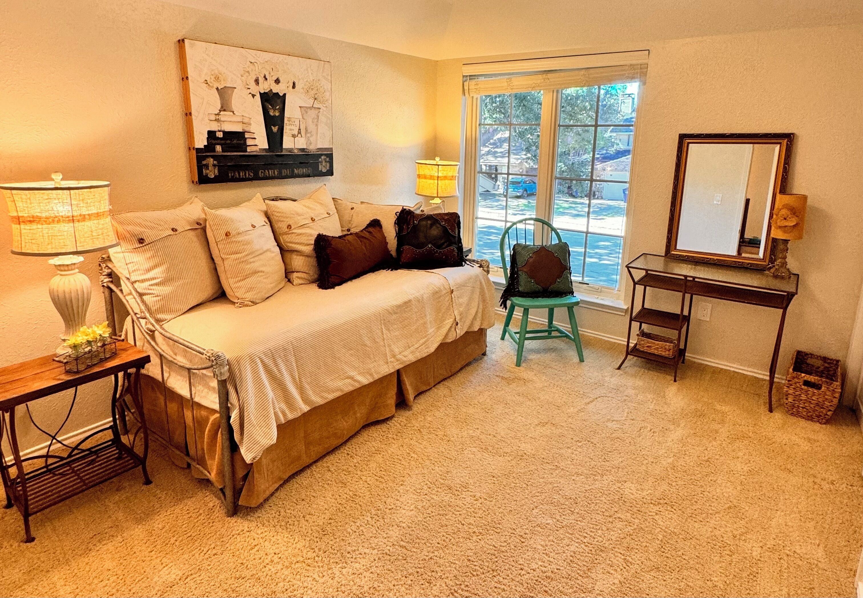 Smart-TV, peis, bøker og kontorer