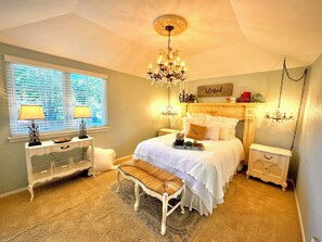 3 soverom, skrivebord, strykejern/-brett og reiseseng for barn