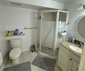 Amenidades de baño ecológicas, secadora de cabello, toallas, jabón 