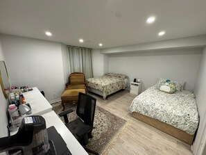 1 habitación, escritorio, tabla de planchar con plancha y cuna de viaje 