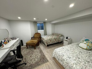 1 Schlafzimmer, Schreibtisch, Bügeleisen/Bügelbrett, Reisekinderbett