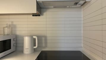 Fridge, microwave, stovetop, cookware/dishes/utensils