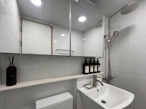 Dusche, kostenlose Toilettenartikel, Haartrockner, Hausschuhe