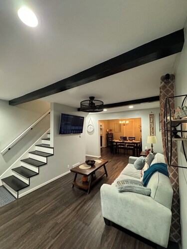 Charming 4-bedroom house with WiFi and AC in DeKalb