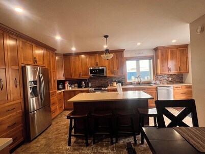 Family friendly Spacious 4-bedroom house in enchanting Yellowknife with WiFi