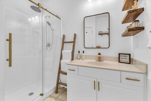 Regadera, secadora de cabello, jabón 