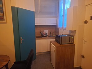 Private kitchen - Small, cosy studio near all amenities in central Grenoble (Grenoble)