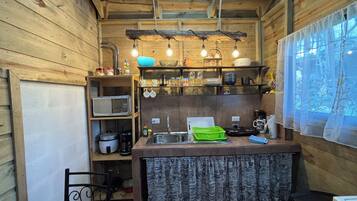 冷蔵庫、電子レンジ、コーヒー / ティーメーカー、調理器具と食器