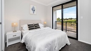 Desk, iron/ironing board, WiFi, bed sheets - Shiraz Villa  (McLaren Vale)