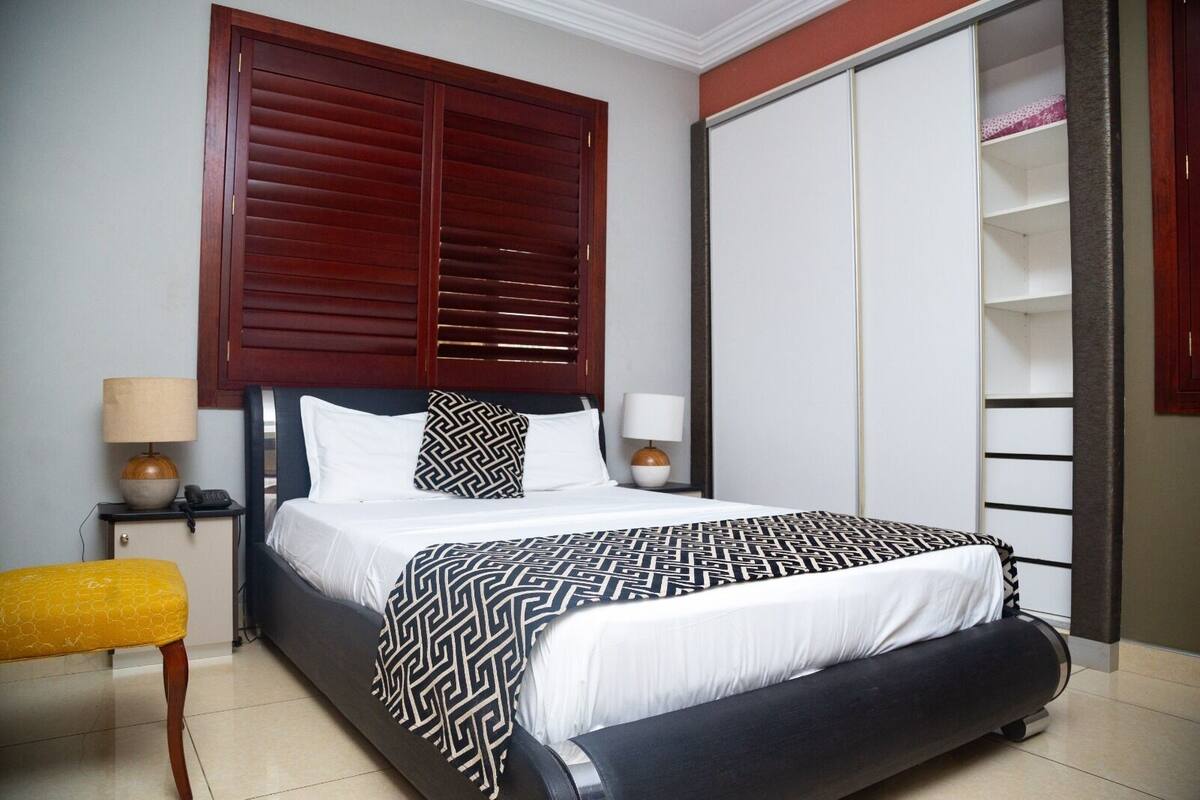 Desk, laptop workspace, free WiFi, bed sheets