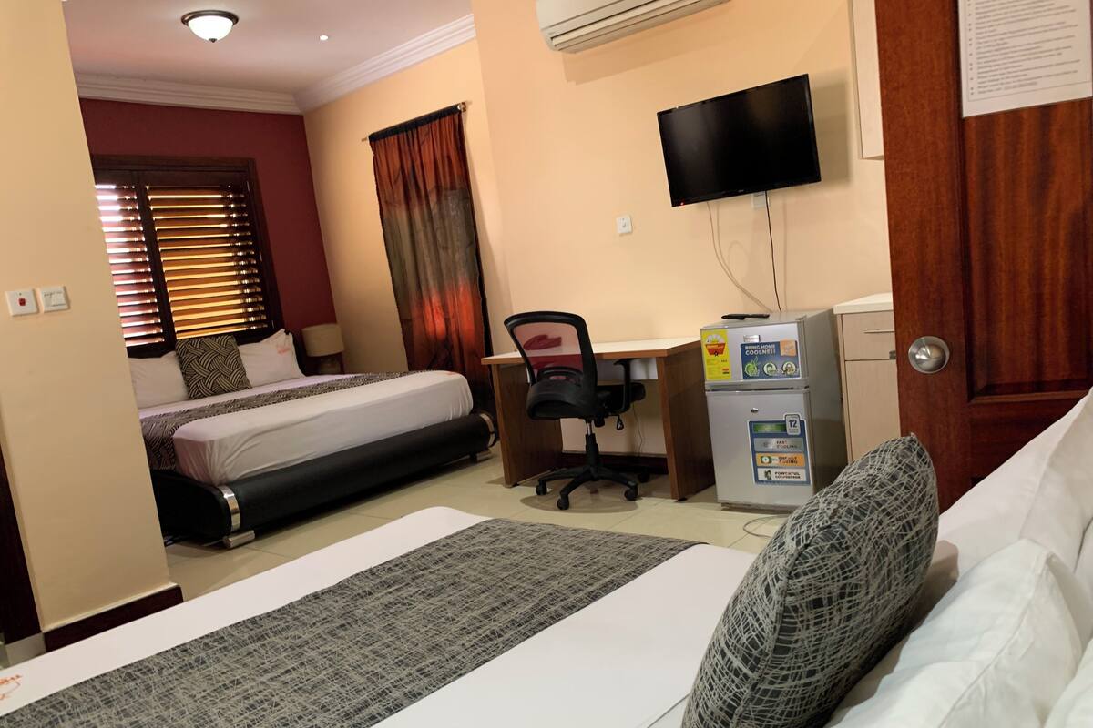 Family Room | Desk, laptop workspace, free WiFi, bed sheets