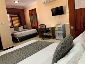 Bureau, espace de travail pour ordinateur portable, Wi-Fi gratuit